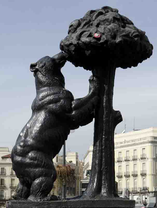 18 - Madrid - Puerta del Sol - escultura del Oso y el Madrono